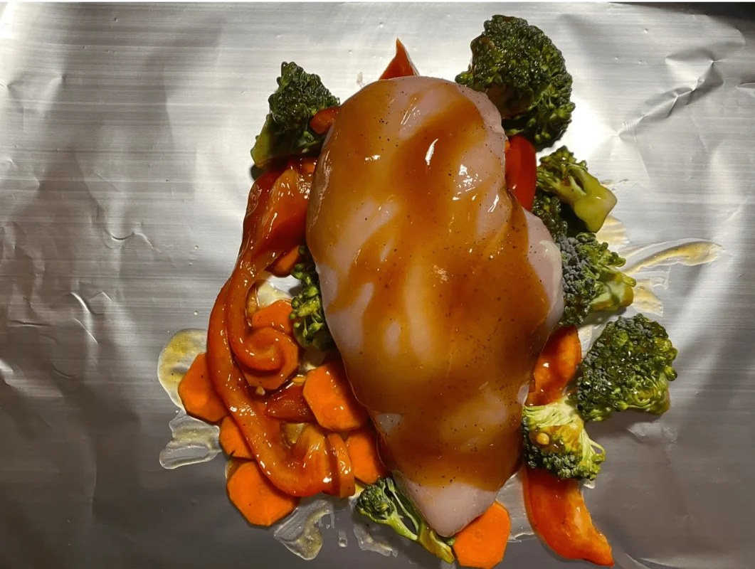 kura s omackou na zelenine