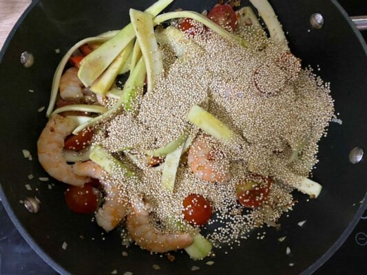 zelenina a krevety na panvici plus quinoa