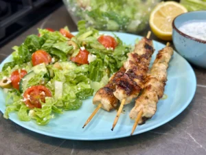 Kurací kebab s gréckym šalátom a tzatziky