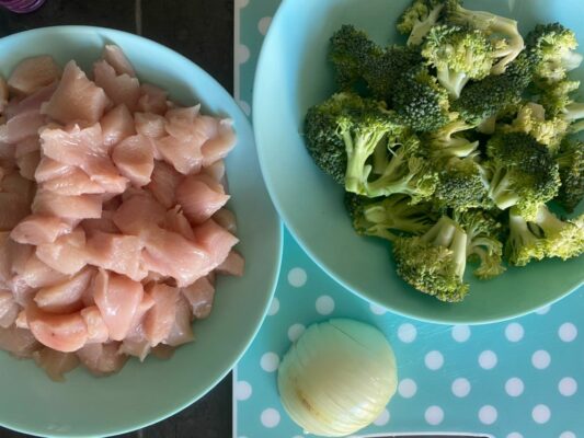brokolica maso a cibula su nakrajane