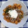 Sladké “patatas bravas” so špenátom, bielou fazuľou a cesnakovým aioli