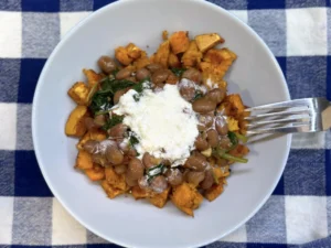 Sladké “patatas bravas” so špenátom, bielou fazuľou a cesnakovým aioli