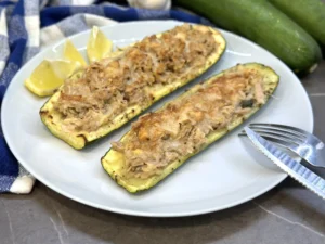 Cuketové loďky plnené tuniakom a posypané parmezánom
