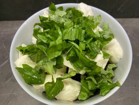 bazalka a mozzarella v miske