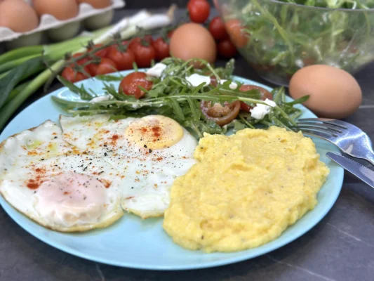 Kukuričná polenta s volským okom a šalátom s kozím syrom
