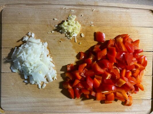 nakrajany cesnak, cibula a paprika