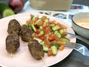 Hovädzie kebaby na libanonský spôsob s uhorkovo-paradajkovým šalátom a paprikovým jogurtom