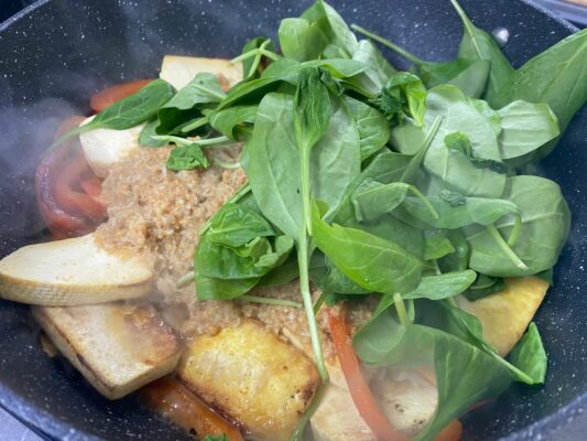 omacka a spenat v panvici s tofu