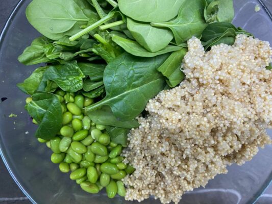 salat edamame a quinoa v miske
