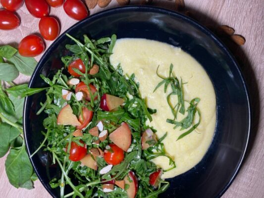 polenta so salatom