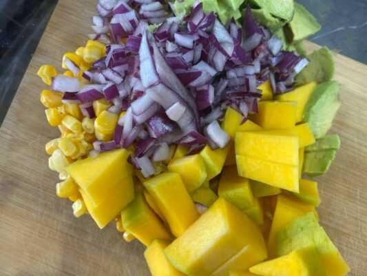salat s broskynou