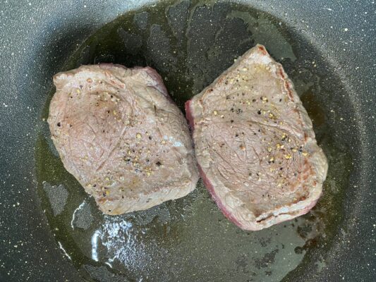 opeceny steak v panvici
