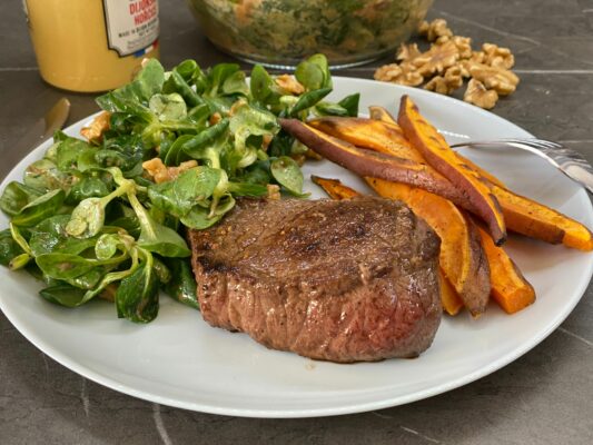 steak s pecenymi zemiakmi