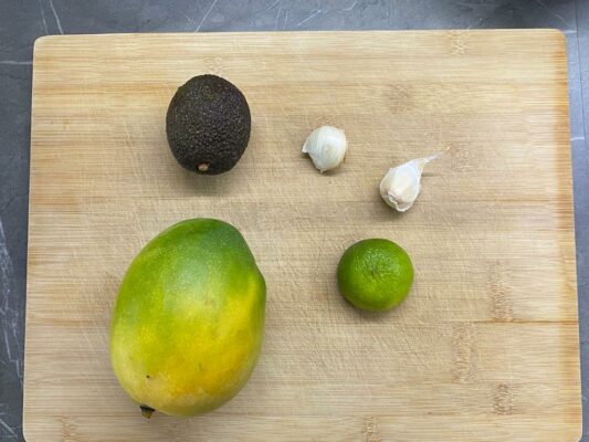 mango, avokado, limetka a cesnak