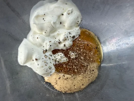 med jogurt a horcica v miske