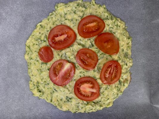 pizza na plechu s paradajkou