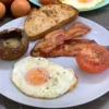Raňajky na anglický spôsob so slaninou