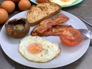 Raňajky na anglický spôsob so slaninou