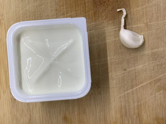 jogurt a cesnak