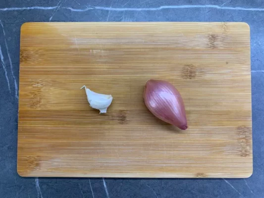 cesnak a salotka