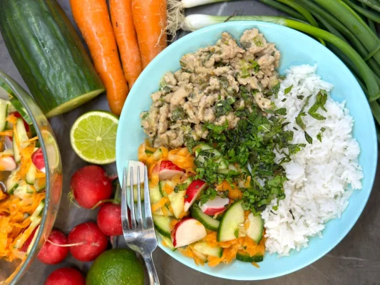 Morčacia “Banh Mi” ryžová miska s nakladanou zeleninou, koriandrom a mätou