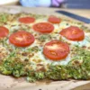 Brokolicová pizza s parmezánom, mozzarellou a čerstvou petržlenovou vňaťou