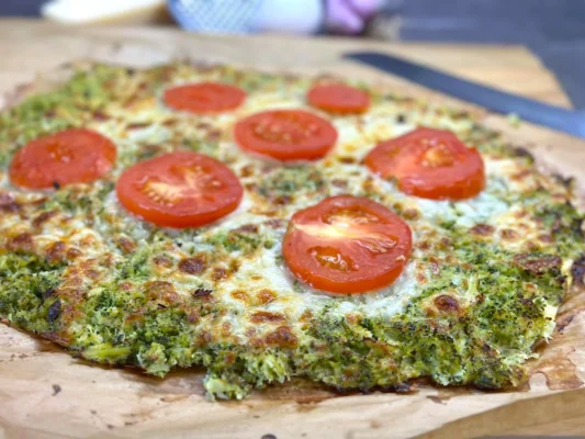 Brokolicová pizza s parmezánom, mozzarellou a čerstvou petržlenovou vňaťou