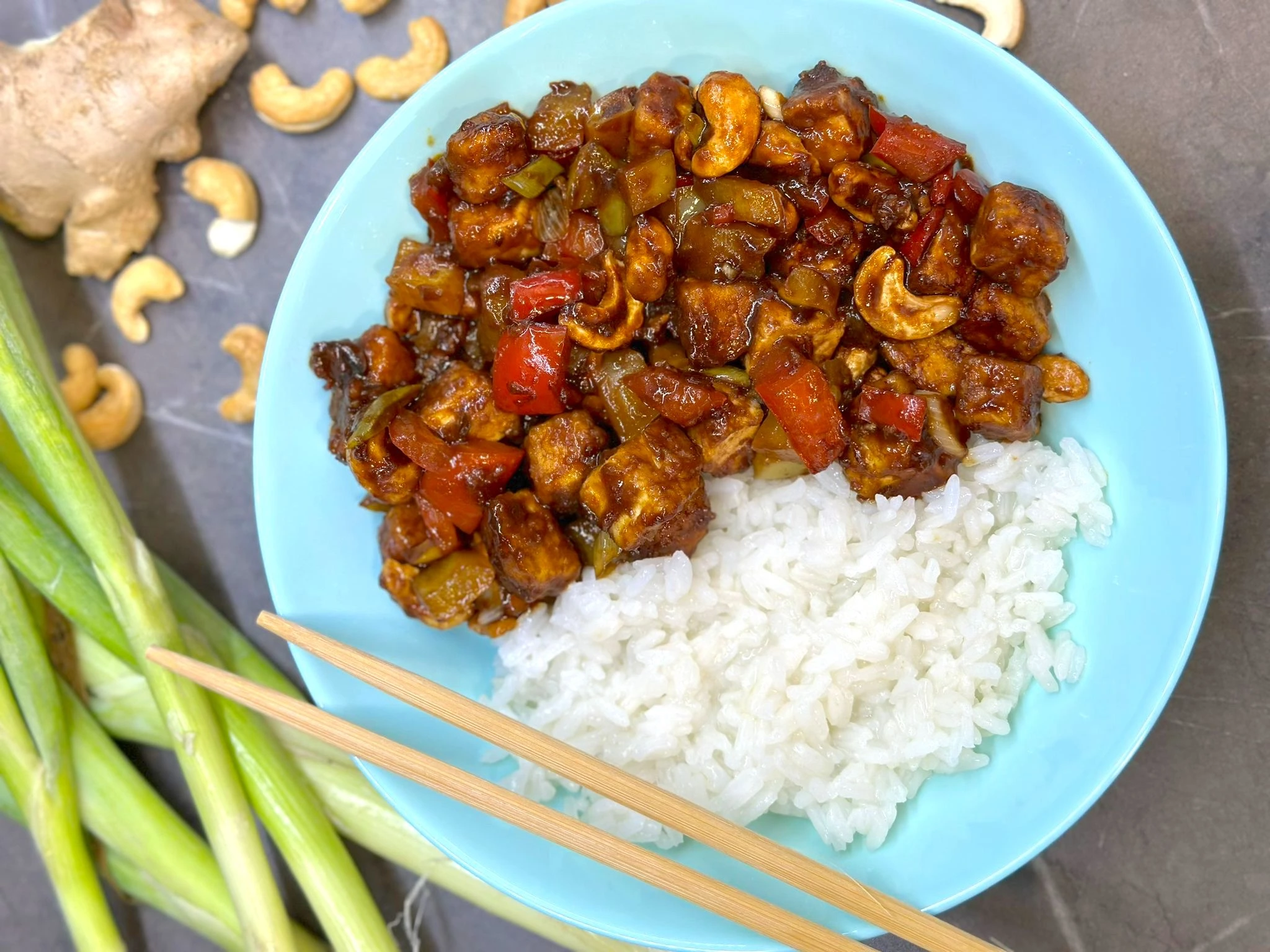 Vegánske “Kung Pao” s tofu, paprikami a jazmínovou ryžou