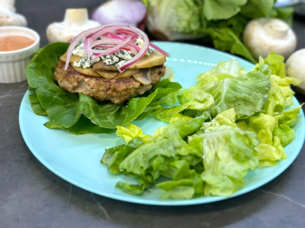 Šalátový morčací burger so špeci omáčkou