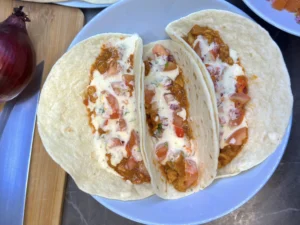 Tempehové tacos s paradajkovo-reďkovkovou salsou a limetkovou aioli