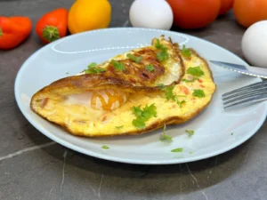 Omeletové volské oko s paradajkami, jalapeño papričkami a mozzarellou