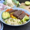 Fajita steak s karfiolovou ryžou, avokádom a koriandrom