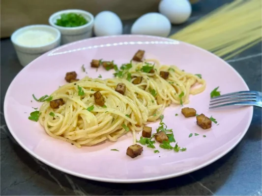 Vegetariánske špagety Carbonara s údeným tempehom