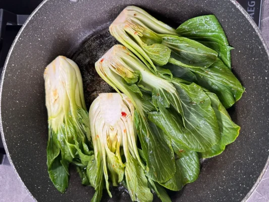 bok choy v panvici