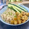 Miska sezamových rezancov s pikantným pečeným tofu a uhorkou