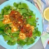 Chrumkavý syr halloumi s pečenými paradajkami, polníčkom a mandľami