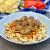 “Kung pao” mäsové guľky s arašídmi a karfiolovou ryžou