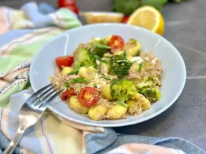 Tuniakové gnocchi s brokolicou, mozzarellou a bazalkou