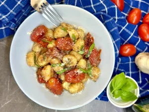 Zemiakové gnocchi s pečenými paradajkami, bazalkou a parmezánom