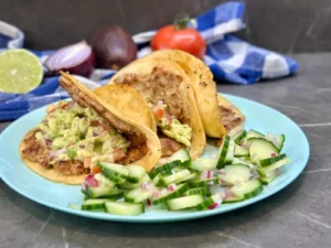 Morčacie tacos placky s guacamole a uhorkovo-cibuľovým šalátom
