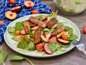 Špenátový šalát na štýl Caprese s grilovanými broskyňami, tempehom a mozzarellou