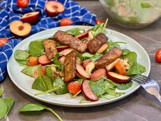 Špenátový šalát na štýl Caprese s grilovanými broskyňami, tempehom a mozzarellou