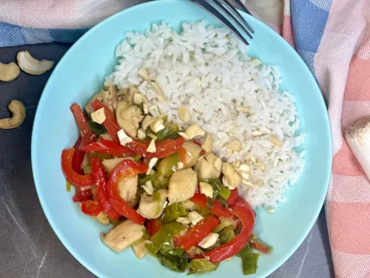 Thajské kuracie stir-fry s pórom, kešu a jarnou cibuľkou