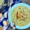 Šampiňónovo-pórový krém s krutónmi a pažítkou