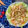 Tofu “Banh Mi” šalát s marinovanou zeleninou, krutónmi a pikantnou majo
