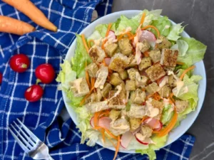 Tofu “Banh Mi” šalát s marinovanou zeleninou, krutónmi a pikantnou majo