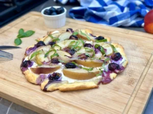 Broskyňovo-čučoriedková pizza s ricottou a čerstvou bazalkou
