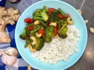 Zeleninové Styr Fry s basmati ryžou a kešu orieškami