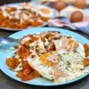 Pečené batátové „hash“ s paprikou so smaženými vajciami a paprikovým aioli
