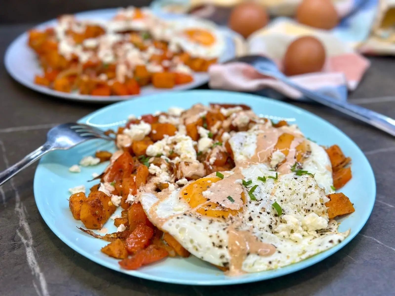 Pečené batátové „hash“ s paprikou so smaženými vajciami a paprikovým aioli